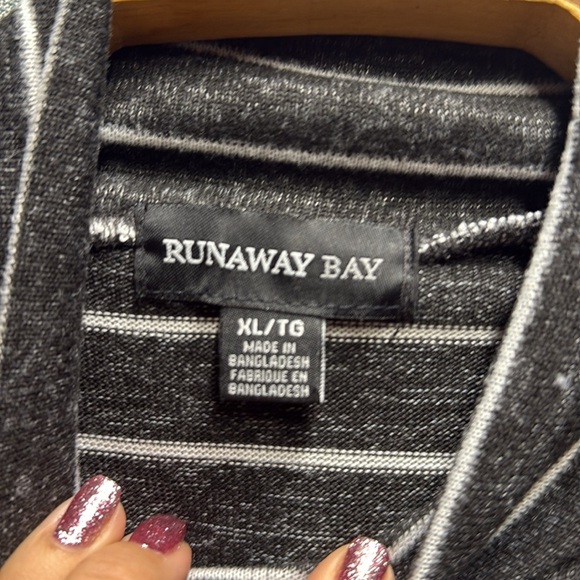 Runaway Bay Striped Black and White light Sweater size XL NWT - Picture 3 of 5